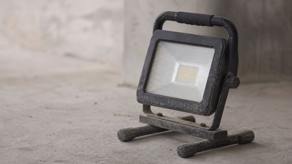 Astuces pour trouver une lampe de chantier robuste et polyvalente