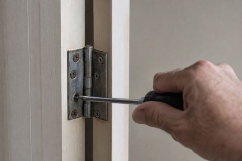 Guide pour renforcer une charnière de porte qui s'affaisse au fil du temps