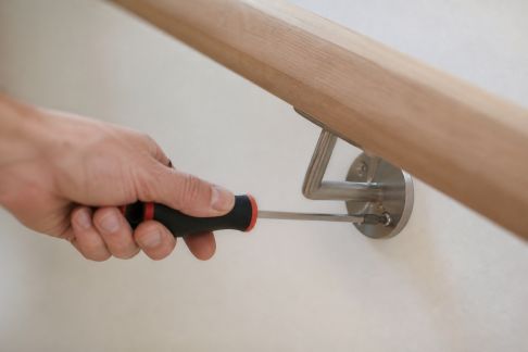Savoir resserrer une rampe d’escalier qui bouge, méthode efficace