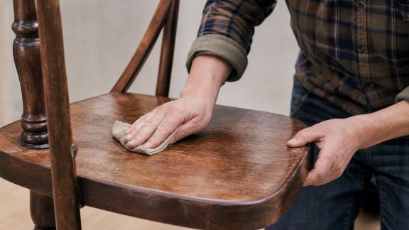 Méthodes pour restaurer un vieux meuble en bois sans tout démonter