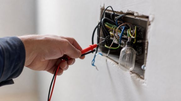 Identifier rapidement un court-circuit : signaux et solutions à adopter