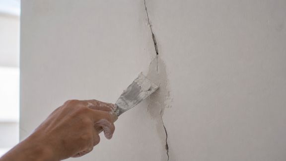 Méthodes simples pour réparer une fissure dans un mur porteur