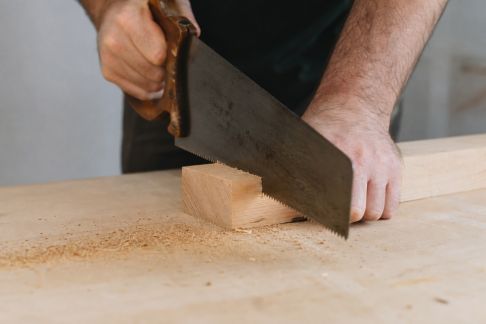 Techniques efficaces pour réussir une coupe droite du bois à la main