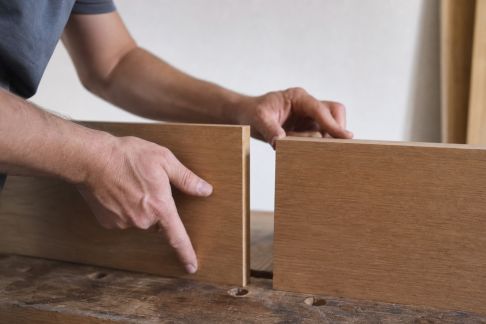 Conseils pratiques pour assembler des panneaux bois sans vis apparentes