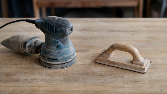 Comparatif : ponceuses électriques ou manuelles pour le travail du bois