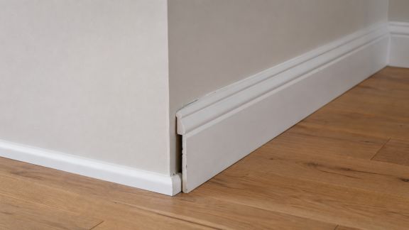 Faut-il remplacer ou réparer une plinthe décollée ? Le guide pratique