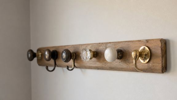 Créer un porte-manteau mural original à partir de vieilles poignées