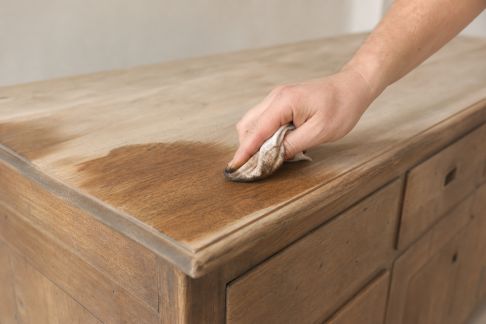 Idées astucieuses pour transformer un meuble avec une simple patine