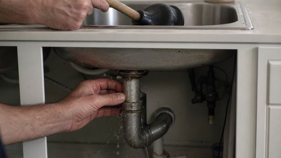 Erreurs classiques à éviter lors du débouchage d’un évier