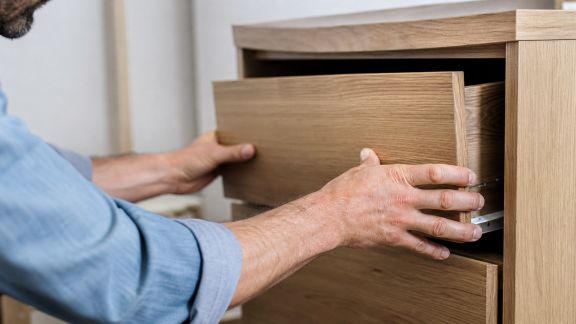 Remettre à neuf un tiroir qui bloque : astuces de bricoleur averti