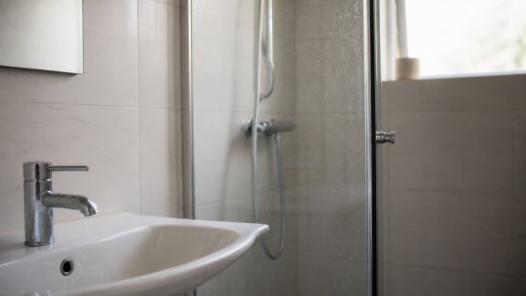 Solutions durables pour prévenir le tartre dans la salle de bain
