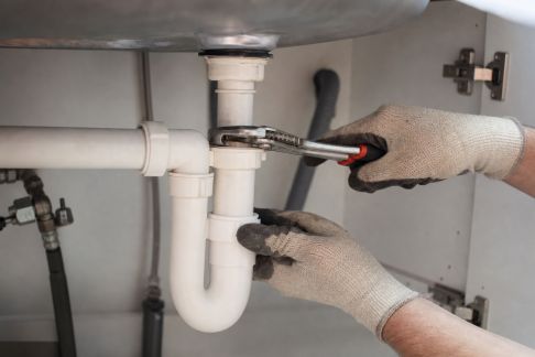 Étapes clés pour réparer une fuite sous un évier sans tout démonter