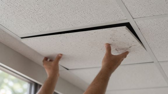 Remplacer une dalle de plafond endommagée, étape par étape