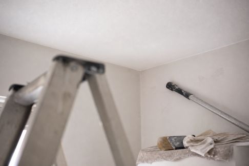 Sept étapes indispensables pour préparer un plafond avant peinture