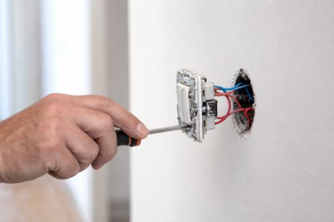 Étapes à respecter pour installer un interrupteur va-et-vient soi-même