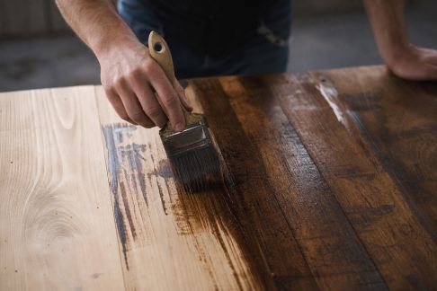 Erreurs à éviter lors de l’application d’une lasure sur le bois