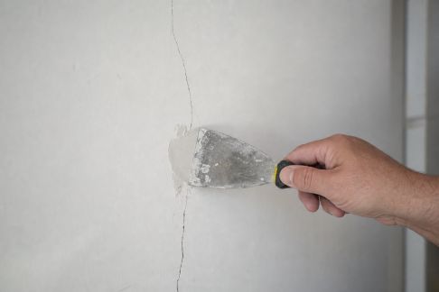 Astuces pour détecter et colmater efficacement une fissure murale