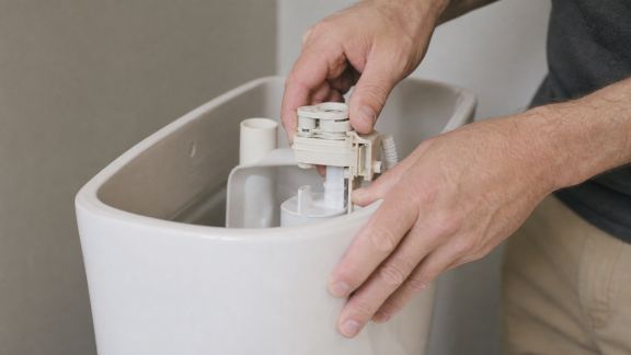 Remplacer un mécanisme de chasse d’eau étape par étape