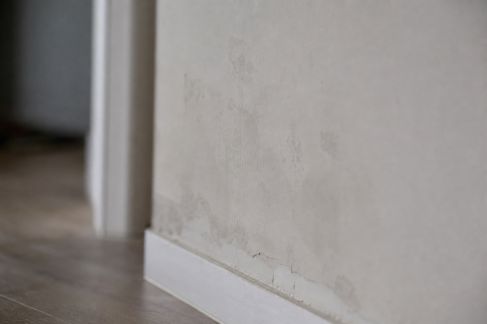 Comment détecter une infiltration d’eau derrière un mur porteur