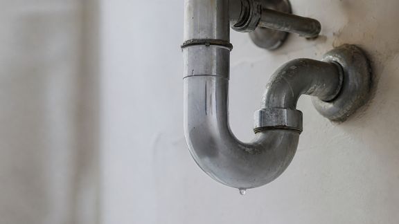 Fuites discrètes : reconnaître les signaux d’une micro-perte d’eau