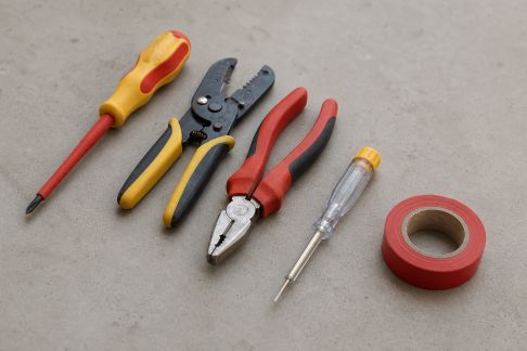 Top 5 des outils malins pour simplifier vos petits travaux électriques