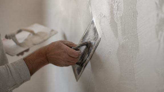 Faux effets : astuces pour réussir un enduit décoratif chez soi