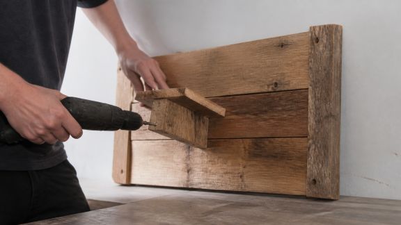 Réussir un support mural à partir de vieilles planches de bois