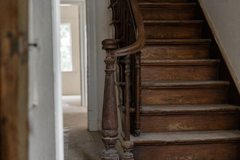 Remplacer un escalier ancien : questions à anticiper avant de commencer