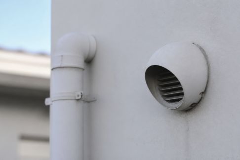 Comment bien ventiler ses évacuations pour prévenir les mauvaises odeurs